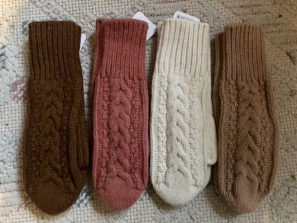 Шерстяные вязаные варежки