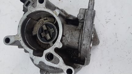 Насос вакуумный на Skoda Octavia A5 06J145100G