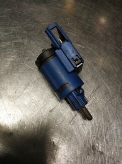 Концевик лягушка тормоза VW Туарег Каен Audi Q7