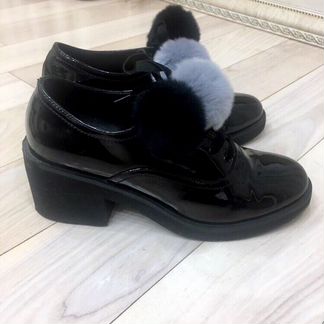 Лаковые ботинки с помпонами