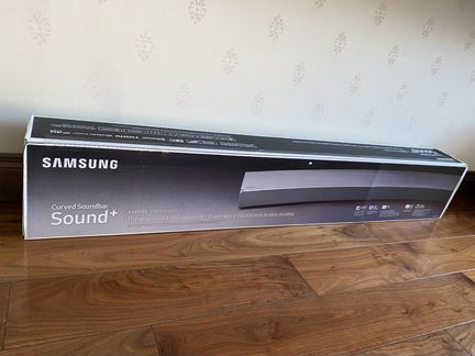 Изогнутый саундбар Samsung со встроенным сабвуферо