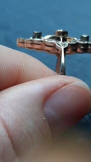 Золотое кольцо с бриллиантами и изумрудом