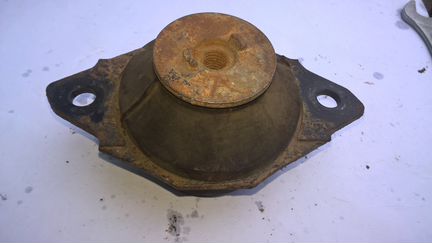 Подушка коробки передач б/у VW Гольф-2 / Гольф-3