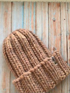 Шапка из перуанской пряжи в наличии э